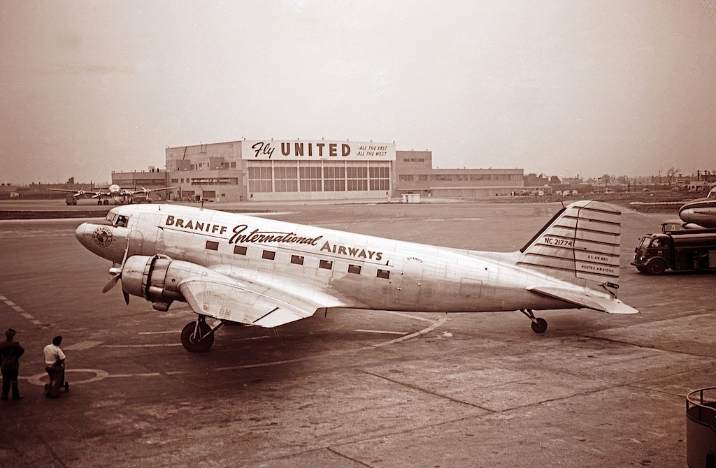 Douglas DC 3 Braniff International Airways JP7312366